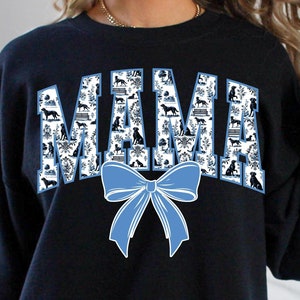 Süße Girly Vintage Black Lab Mama Toile Chinoiserie Schleife PNG Kokette in Blau|Labrador Retriever Liebhaber Französische Muster Text DTF für DIY tshirt