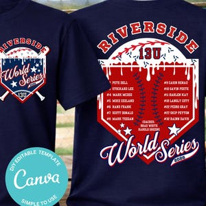 Può includere: T-shirt blu navy con un design a tema baseball. La parte anteriore presenta uno scudo con il testo "Riverside World Series 13U" e mazze incrociate. Il retro mostra una grafica di baseball con i nomi dei giocatori e "World Series 2026".
