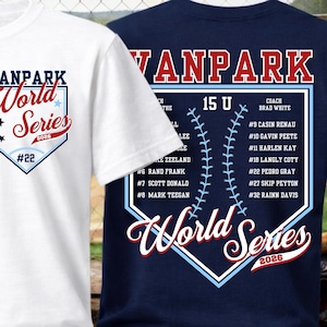 Könnte beinhalten: Zwei Baseball-T-Shirts. Eines ist weiß mit "VANPARK World Series 2026" und der Nummer 22. Das andere ist marineblau mit "VANPARK 15 U World Series 2026" und einer Liste von Namen.