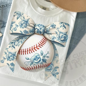 Vintage Blau Toile de Jouy elegante kokette Base Ball Shirts PNG|süsse BaseBall shirt designs|französische chinoiserie schleife|Blau Weiße Sportbälle