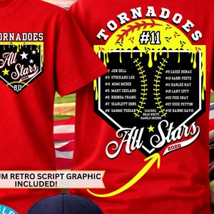 Può includere: Magliette da baseball rosse con grafica "Tornadoes All Stars". La grafica frontale include il testo "8U" e la grafica posteriore elenca i nomi dei giocatori e il numero "11". Le magliette fanno parte di un modello Canva.