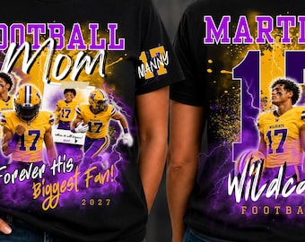 Op de afbeelding: Een zwart t-shirt met een grafisch ontwerp in football-thema. De voorkant toont de tekst Football Mom, Forever His Biggest Fan en 2027. De achterkant toont de naam Martinez, het nummer 17 en het woord Wildcats in paars en geel.