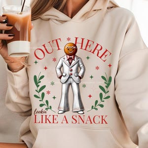 Grappige Gingerbread Man PNG Instant digitale download DTF-afbeelding | DIY-sweatshirt|Cadeau voor bestie|Out Here Looks Like a Snack|Commercieel gebruik