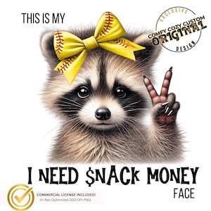 Immagine PNG DTF carina ma selvaggia di una sorella di softball in panchina con procione/magliette fai da te/banco di concessioni/faccia di soldi con snack/grafica di softball Coquette