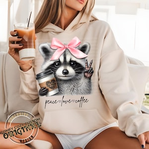 Coquette Trashpanda Mãe Guaxinim Mama|paz amor café sublimação DTF Camiseta PNG|Designs de camisetas DIY fofos|Arte de camiseta Trash Panda Lady