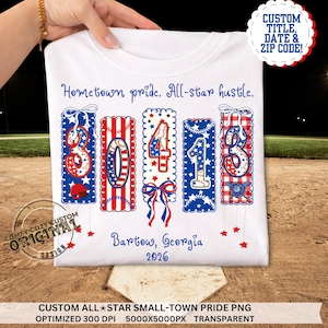 Puede incluir: Camiseta blanca con el texto "Hometown pride. All-star hustle." y los números "30413" en diseños rojos, blancos y azules. También es visible el texto "Bartow, Georgia 2026". La camiseta tiene un tema de béisbol.