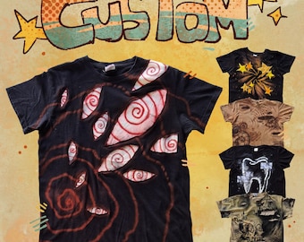 Pode incluir: Uma coleção de camisetas personalizadas. A camiseta principal é preta com um design espiral vermelho e branco. Outras camisetas apresentam explosões de estrelas, um dente e uma caveira. A palavra "CUSTOM" está escrita em uma fonte estilizada acima.