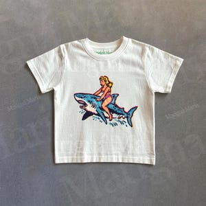 Maglietta grafica retrò con squalo, maglietta vintage con vita marina, maglietta da surf anni '90, maglietta con natura marina, maglietta divertente, abbigliamento anni 2000, maglietta da spiaggia, regalo per lei
