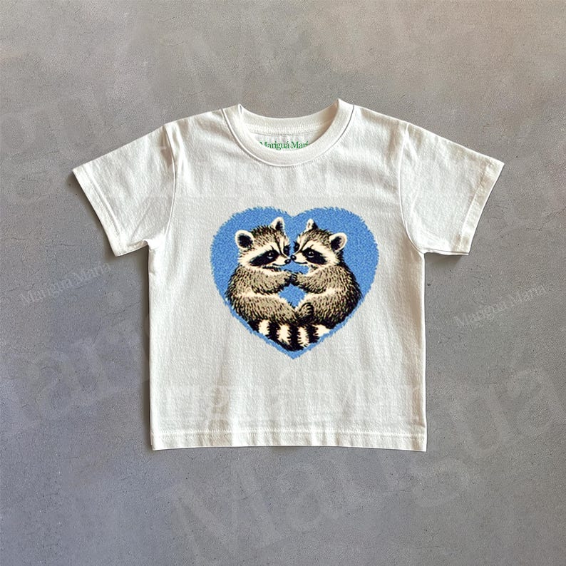 Vintage 90s Raccoon Graphic Tee, Cute Raccoons Graphic Tee, Raccoon Lover Gift, Boho Shirt, Trash Cats Shirt, Wildlife Shirt, Raccoon Gift imagen 1
