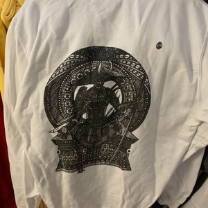 Biała bluza bawełniano-poliestrowa, rozmiar L, tekstylny nadruk z przodu i z tyłu, logo, limitowana seria Japan Samurai