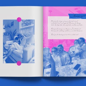 Puede incluir: Un libro abierto con un fondo rosa y blanco. La página izquierda muestra una foto de dos personas sentadas en un sofá. La página derecha muestra una foto de un grupo de personas sentadas alrededor de una mesa. El texto en la página derecha dice "Gracias por hacernos sentir siempre amados, comprendidos, amados y apoyados. Gracias por la alegría, los abrazos, las lágrimas de felicidad, las bromas tontas y los chistes malos. Gracias por llevarnos en la oración. Quiero ser y gracias por todo lo que contribuyes a esa oración. Gracias por creer que estamos aquí para vivir y ser amados."