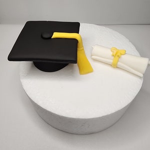 Adorno de pastel de fondant de graduación para decoración comestible de graduación, birrete y diploma de graduación.