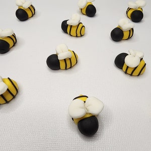 Mini-fondant bij-cupcaketoppers: babyshower en geslachtsonthulling