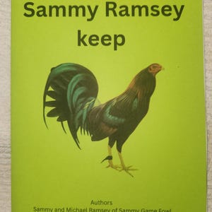 Może przedstawiać: Okładka książki z tytułem "The Sammy Ramsey Keep" w czarnym tekście na zielonym tle. Szczegółowa ilustracja koguta z brązowymi, czarnymi i turkusowymi piórami. Autorami są Sammy i Michael Ramsey z Sammy Game Fowl Farm.