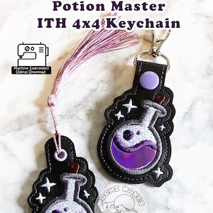 Può includere: Portachiavi a forma di bottiglia di pozione neri e viola con dettagli a stella bianchi. I portachiavi hanno un nappa viola e una chiusura argentata. Il testo sull'immagine recita "Potion Master ITH 4x4 Keychain" e "Machine Embroidery Digital Download".