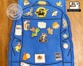 Könnte beinhalten: Blaue Filz-Pin-Anzeige in Form einer Jeansjacke mit verschiedenen daran befestigten Pins, darunter ein Pilz, ein Ahornblatt, ein Videospielcharakter und eine Biene. Der Text "Pin Jacket Display ITH 5x7 6x10" befindet sich oben im Bild. Der Text "Machine Embroidery Digital Download" befindet sich in der rechten unteren Ecke des Bildes.