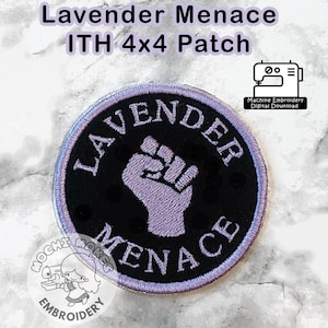 Può includere: Una toppa rotonda nera con la scritta "LAVENDER MENACE" che circonda un pugno alzato in lavanda. La toppa è bordata da cuciture lavanda e argento. Il testo "ITH 4x4 Patch" è sopra la toppa.