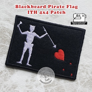 Op de afbeelding: Zwarte rechthoekige patch met het ontwerp van de Blackbeard piratenvlag. De vlag toont een wit skeletfiguur met een speer en zandloper, plus een rood hart en druppels. Tekst op de patch luidt "Blackbeard Pirate Flag ITH 4x4 Patch."