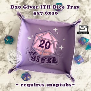 Könnte beinhalten: Lilafarbener Filz-Würfeltablett mit einem rosa und lila bestickten D20-Würfel mit dem Text "The Giver" und Sternen. Das Tablett ist 5x7 Zoll und 6x10 Zoll groß. Digitaler Download für Maschinenstickerei.