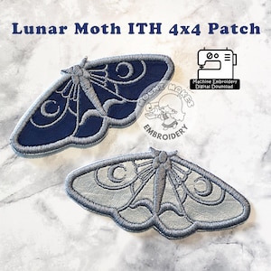 以下が含まれることがあります： 紺色とグレーの刺繍ルナモスパッチ2枚、シルバーのディテール。パッチのサイズは10x10cmです。画像には「Lunar Moth ITH 4x4 Patch」というテキストと、「Machine Embroidery Digital Download」というロゴが含まれています。