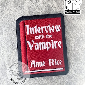 Puede incluir: Parche rojo bordado para planchar con texto blanco que dice "Interview with the Vampire" y "Anne Rice".