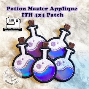 Puede incluir: Parches bordados con botellas de pociones con líquido morado y azul, tapones de corcho marrón y contornos negros. El texto "Potion Master Applique ITH 4x4 Patch" está en la parte superior. Un logotipo de bordado a máquina está en la esquina.