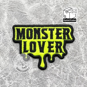 Può includere: Toppa ricamata nera e verde neon con la scritta "MONSTER LOVER" in grassetto. Il testo verde neon ha un effetto gocciolante. La toppa è un prodotto fisico.
