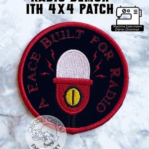 Op de afbeelding: Ronde geborduurde patch met de tekst "RADIO DEMON ITH 4X4 PATCH". De patch heeft een rood en zwart ontwerp met een microfoongrafiek en de woorden "A FACE BUILT FOR RADIO". Inclusief een "Machine Embroidery Digital Download" grafiek.