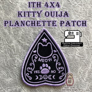 Puede incluir: Diseño de bordado a máquina de 4x4 pulgadas de una planchette de ouija de gatito, en morado y negro. El diseño presenta un gato negro con una estrella en la cabeza, una huella de pata y las palabras "MEOW", "YES" y "NO".