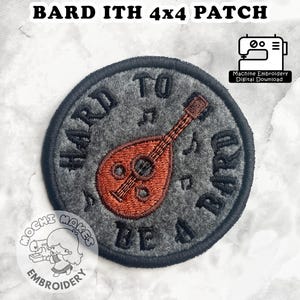 Könnte beinhalten: Ein runder, grau gestickter Aufnäher mit dem Text "HARD TO BE A BARD", der eine rote Laute umgibt. Der Aufnäher zeigt auch Noten und ist mit "4x4 PATCH" beschriftet. Ein Logo und der Text "Machine Embroidery Digital Download" sind ebenfalls sichtbar.