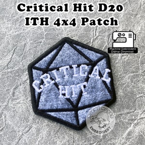 Könnte beinhalten: Ein blauer und schwarzer gestickter Patch mit einem 20-seitigen Würfel mit dem Text "Critical Hit" in Weiß. Der Patch ist 4 Zoll mal 4 Zoll groß und für die Maschinenstickerei konzipiert.
