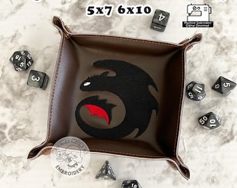 Draktränare ITH i ringen DIY tärningsbricka 5x7 6x10 maskinbroderimönster Dungeon Dragon kritiskt rollspel brädspel RPG hantverk