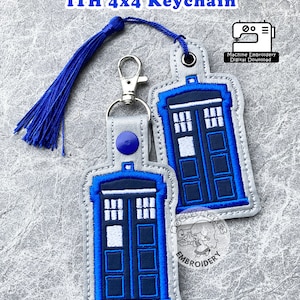 Voyage dans le temps Docteur Tardis Applique ITH dans le cerceau motif de broderie Police britannique DIY artisanat porte-clés Cosplay Nerd Geek Fan Fandom 4 x 4