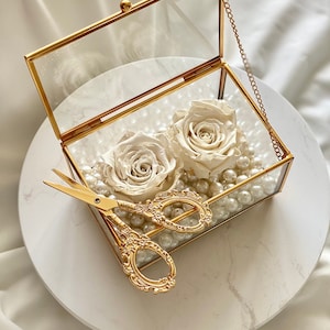 Caja de anillos con cuentas, 2 rosas preservadas y tijeras