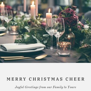 Puede incluir: Una mesa navideña festiva con velas encendidas, copas de vino y arreglos florales. Se ven cubiertos dorados y una servilleta blanca sobre un plato. El texto dice "MERRY CHRISTMAS CHEER" y "Joyful Greetings from our Family to Yours."