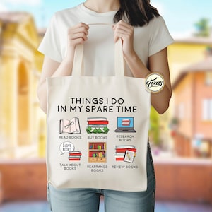 Pu&ograve; includere: Una borsa di tela bianca con il testo "Things I do in my spare time" e illustrazioni di libri. Le illustrazioni includono "Read Books", "Buy Books", "Research Books", "Talk About Books", "Rearrange Books" e "Review Books".