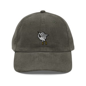 Kranich Vogel Bestickte Mütze | Geschenk für Kranich Liebhaber | Niedliche Kranich Vintage Mütze | Nachhaltige Mütze | Für Sie & Ihn | Mehrere Farben