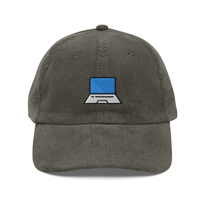 Könnte beinhalten: Eine dunkelgrüne Cord-Baseballkappe mit einem gestickten Laptop-Symbol in Blau und Weiß.