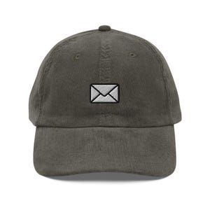 Gorra de pana con sobre / Regalo con carta escrita a mano / Gorra vintage con correo / Gorra bordada sostenible / Varios colores / Para él y para ella