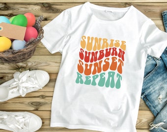 日の出、日焼け、日没の繰り返し SVG PNG、ビーチ svg、夏 svg、夏のグルーヴィーなカラフル svg、夏の引用、波型文字 svg、夏の格言。