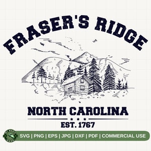 Puede incluir: Ilustración en blanco y negro de una cabaña en las montañas con el texto "FRASER'S RIDGE NORTH CAROLINA *** EST. 1767"