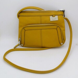 Bolso bandolera Tignanello de piel color amarillo mostaza con cartera frontal y compartimentos con cremallera cl