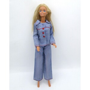 Muñeca Barbie Mattel Twist N Turn, modelo VTG1966, fabricada en Malasia, con cabello rubio y piernas flexibles.