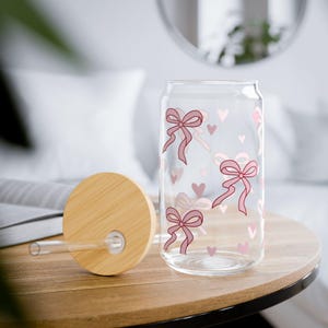 Sipper Glas, Coquette Ribbon Pink - hübsches rosa Trinkglas für Getränke, süßes Glas mit Kokettmuster, Girly Küchendekor, rosa Trinkgeschirr