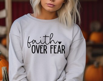 Christelijk sweatshirt Faith over Fear: trendy hoodie met bijbeltekst