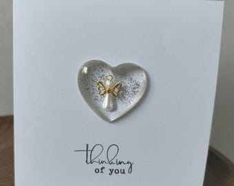 Tarjeta "Pensando en ti" con recuerdo extraíble en forma de corazón de ángel hecho a mano.