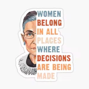 Può includere: Un adesivo con un ritratto di Ruth Bader Ginsburg con il testo "Le donne appartengono a tutti i luoghi in cui vengono prese le decisioni."