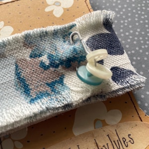 Tessuto floreale in cotone e lino blu bianco con nastro strappato a mano Glicine