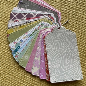 25 étiquettes en papier assorties sur un clip en métal. Éphémères, étiquettes cadeaux, scrapbooking, étiquettes de prix