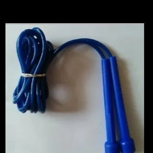 Peut inclure: Une corde à sauter bleue avec une corde enroulée et deux poignées. Les poignées sont en plastique bleu plus épais.